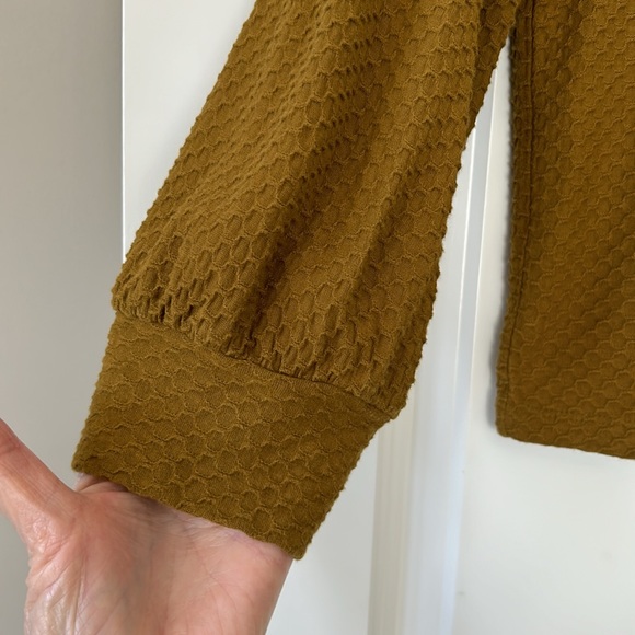 J Crew Honeycomb-Knit w Eyelet & Ruffle Trim, Gathered Sleeves, Keyhole Back XS - Picture 4 of 13